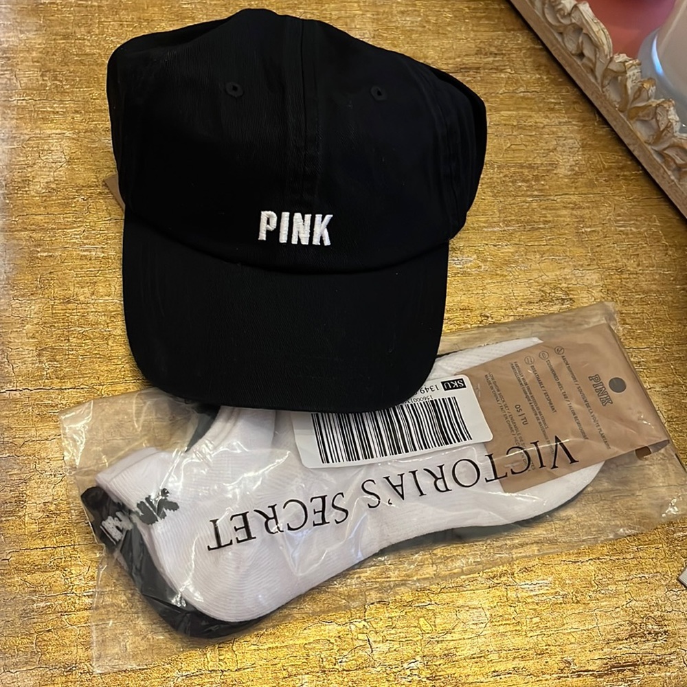 NWT Victoria’s Secret/Pink hat and sock 2pack - Picture 1 of 13